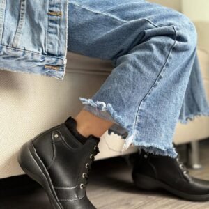 Botin negro con detalle tachuela