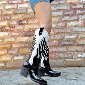 Bota vaquera flamas latte bordada