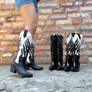 Bota vaquera flamas latte con estoperol