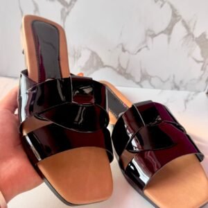 Sandalia cruzada charol negro