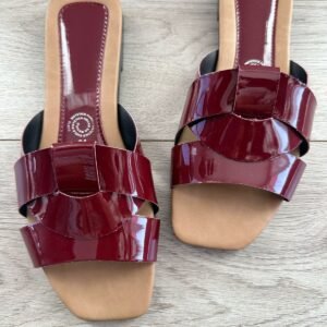 Sandalia cruzada charol vino