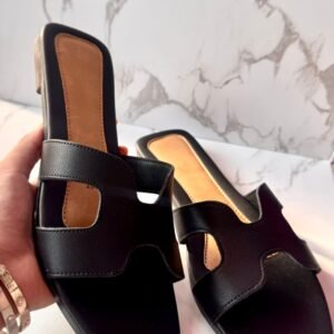 Sandalia negra hermes