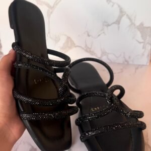 Sandalias con tiras cruzadas negra