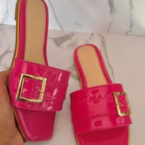 Sandalia hebilla charol fucsia