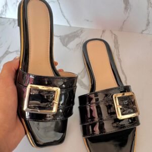 Sandalia hebilla charol negro