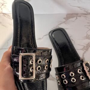 Sandalia hebilla charol arrugado negro