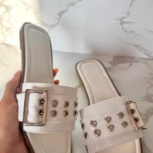 Sandalia hebilla charol arrugado blanca