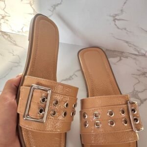 Sandalia hebilla charol arrugado maquillaje