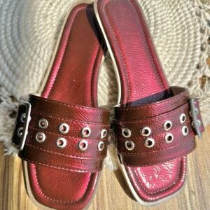 Sandalia hebilla charol arrugado vino