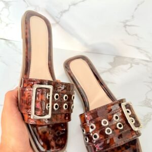 Sandalia hebilla charol leopardo