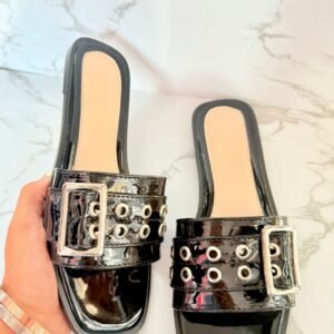 Sandalia hebilla charol negro