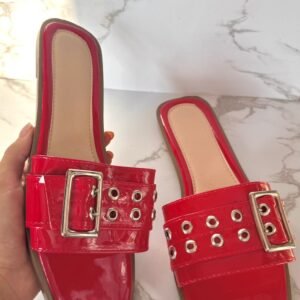 Sandalia hebilla charol rojo