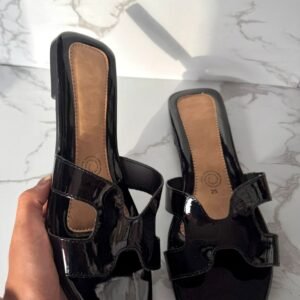 Sandalia hermes charol negra