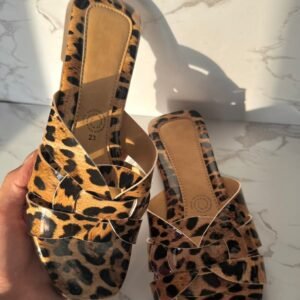 Sandalia tejido charol leopardo