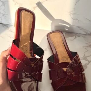 Sandalia tejido charol vino