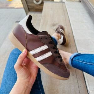 Tenis cafes con lineas blancas