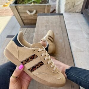Tenis cafés claro con lineas leopardo