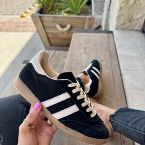 Tenis negros con lineas blancas