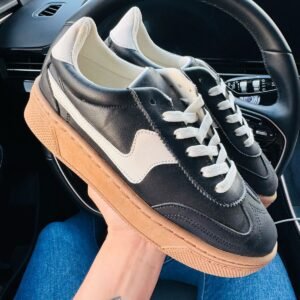 Tenis negros con lineas blancas