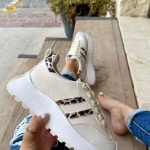 Tenis plataforma latte con lineas leopardo