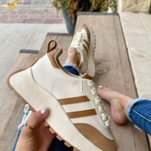 Tenis plataforma latte con lineas cafes