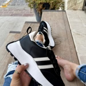 Tenis plataforma negro con lineas blancas